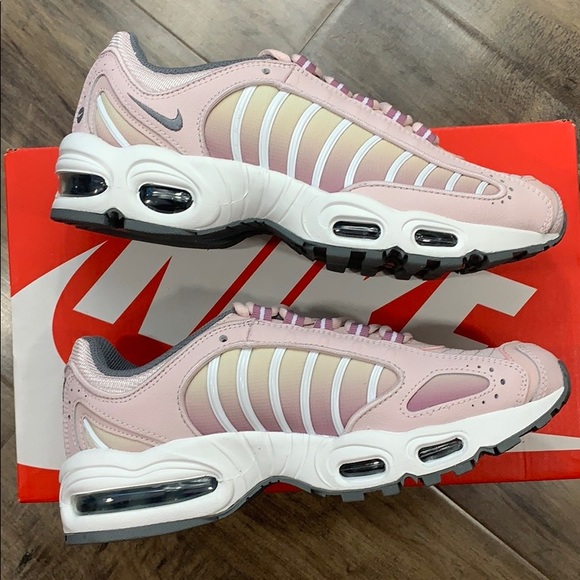 • NIKE W AIR MAX TAILWIND IV barely rose/smoke gre - Picture 2 of 16